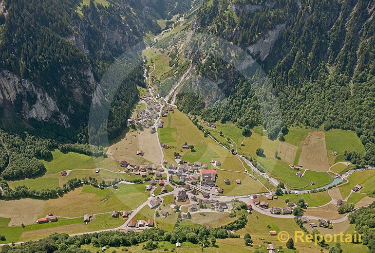 Foto: Sonnig ist es hier nur in den Frühsommermonaten Unterschächen im Urner Schächental. (Luftaufnahme von Niklaus Wächter)