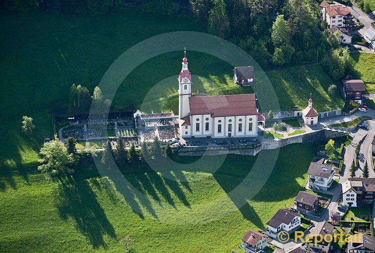 Foto: Licht und Schatten um die Kirche von Schattdorf im Kanton Uri. (Luftaufnahme von Niklaus Wächter)