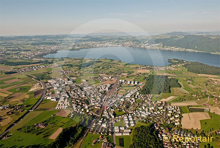 Foto: Das zugerische Rotkreuz ist ein begehrter Ansiedlungsplatz für zahlreichen Unternehmen der Chemie und Industrie. (Luftaufnahme von Niklaus Wächter)