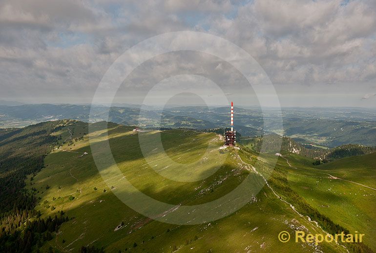 Foto: Der Chasseral ist mit 1607 m ü. M. die höchste Erhebung im Berner Jura. (Luftaufnahme von Niklaus Wächter)