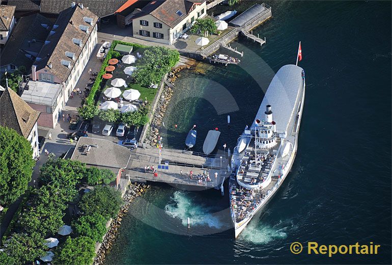 Foto: In Küsnacht (ZH) legt ein Zürichsee-Raddampfer an. (Luftaufnahme von Niklaus Wächter)