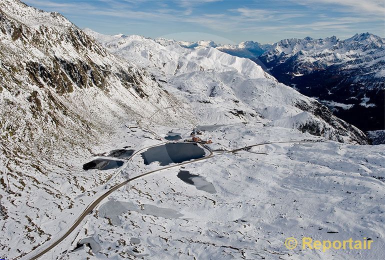 Foto: Der Gotthardpass ist angezuckert. (Luftaufnahme von Niklaus Wächter)