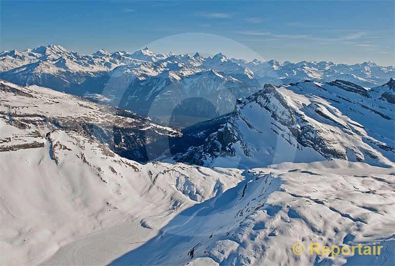 Foto: Der Gemmipass mit den südlichen Walliser Alpen im Hintergrund. (Luftaufnahme von Niklaus Wächter)