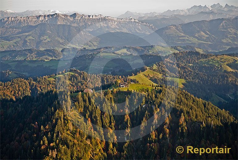 Foto: Der Napf ist ein beliebter Ausflugsberg. (Luftaufnahme von Niklaus Wächter)