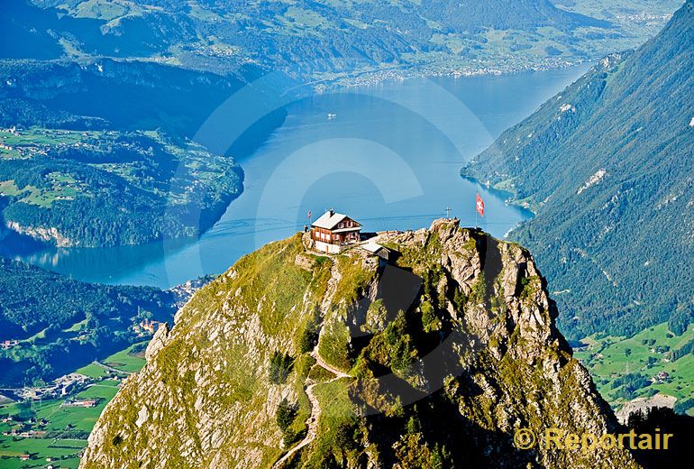 Foto: Atemberaubender Ausblick vom Grossen Mythen. (Luftaufnahme von Niklaus Wächter)