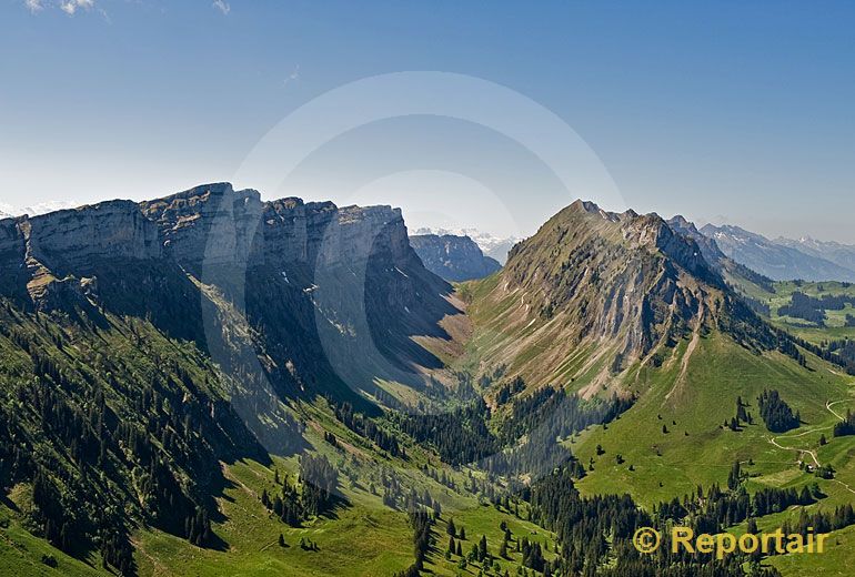 Foto: Die Sichel nördlich des Thunersees mit den Sieben Hengsten links davon. (Luftaufnahme von Niklaus Wächter)