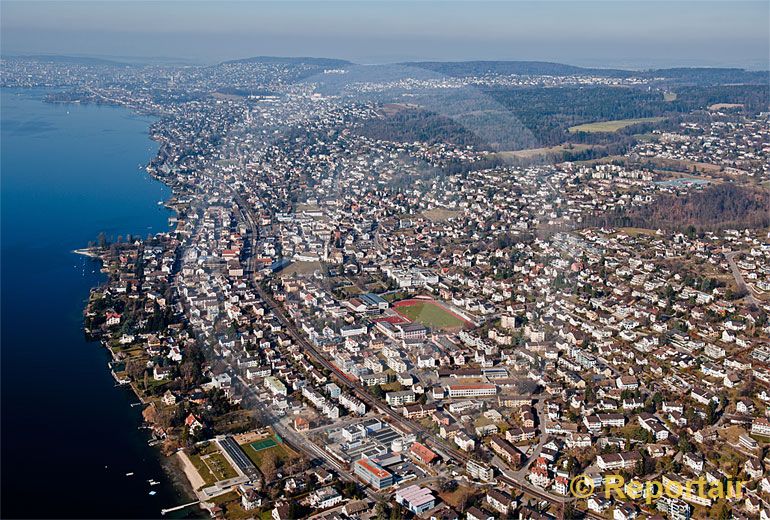 Foto: Küsnacht an der Goldküste von Zürich. (Luftaufnahme von Niklaus Wächter)