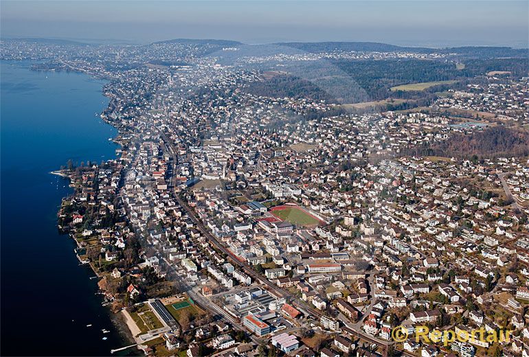 Foto: Küsnacht an der Goldküste von Zürich. (Luftaufnahme von Niklaus Wächter)