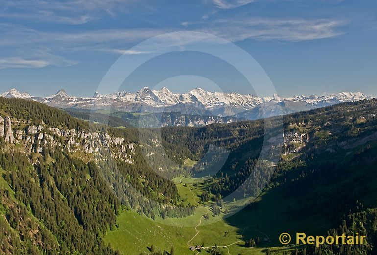 Foto: Grünenbergpass mit Alpenkette BE. (Luftaufnahme von Niklaus Wächter)