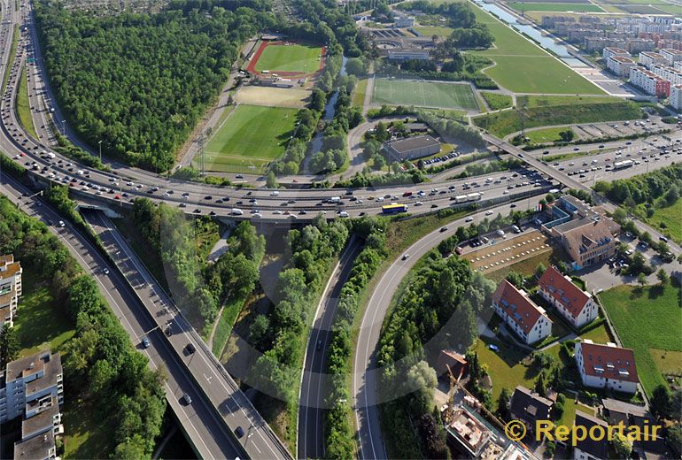 Foto: Autobahn-Dreieck bei Opfikon ZH. (Luftaufnahme von Niklaus Wächter)