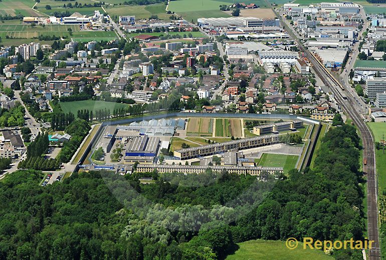 Foto: Regensdorf mit Strafanstalt Pöschwies. (Luftaufnahme von Niklaus Wächter)