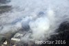 Luftaufnahme UMWELTBELASTUNG/Nebel und Rauch ueber Perlen - Foto Papierfabrik Perlen 2412