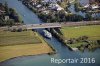 Luftaufnahme EISENBAHN/Bahn kreuzt Schiff bei Pfaeffikon SZ - Foto Bei Pfaeffikon 8195