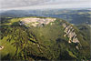 Foto 436: Der eindrückliche Felsenkessel des Creux du Van im Neuenburger Jura ist das älteste Naturschutzgebiet der Schweiz und ein beliebtes Wander- und Ausflu.