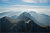 Foto 227: Auf dieser Aufnahme wird klar, weshalb der Pilatus bei Luzern auch Drachenberg genannt wird. Im Vordergrund Pilatus-Kulm.