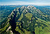 Foto 231: Der Alpstein von Norden gesehen mit dem Säntis oben auf der rechten Flanke.
