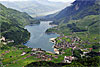 Foto 254: Der Lungerersee mit Lungern OW  im Vordergrund un dem Sarnersee im Hintergrund.