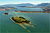 Foto 259: Der Zuerichsee mit der Insel Ufenau im Vordergrund und Luetzelau dahinter.