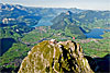 Foto 122: Der Grosse Mythen mit seinem Berggasthaus und dem Ausblick auf den Verwaldstättersee und den Lauerzersee.