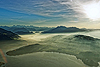 Foto 139: Herbststimmung uber dem Zugersee im Vordergrund und der Alpenkette mit dem Pilatus.