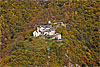 Foto 185: Das Kloster Santa Maria Assunta oberhalb von Claro (TI) im Herbstwald.