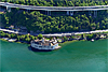 Foto 80: Das Schloss Chillon scheint vor den gewaltigen Verkehrsströmen vor seinem Tor zurückzuweichen.