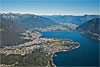 Foto 305: Die Region Locarno mit dem Maggia-Delta im Vorder- und der Magadino-Ebene im Hintergrund.