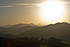 Foto 312: Voralpenhügel im Abendlicht. Im Hintergrund die Rigi und der Pilatus erkennbar..