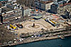 Foto 345: Der Bellevueplatz in Zürich wird neu gepflastert. Zuvor aber wird noch der traditionelle Böög verbrannt. Er steht schon auf dem Scheiterhaufen...